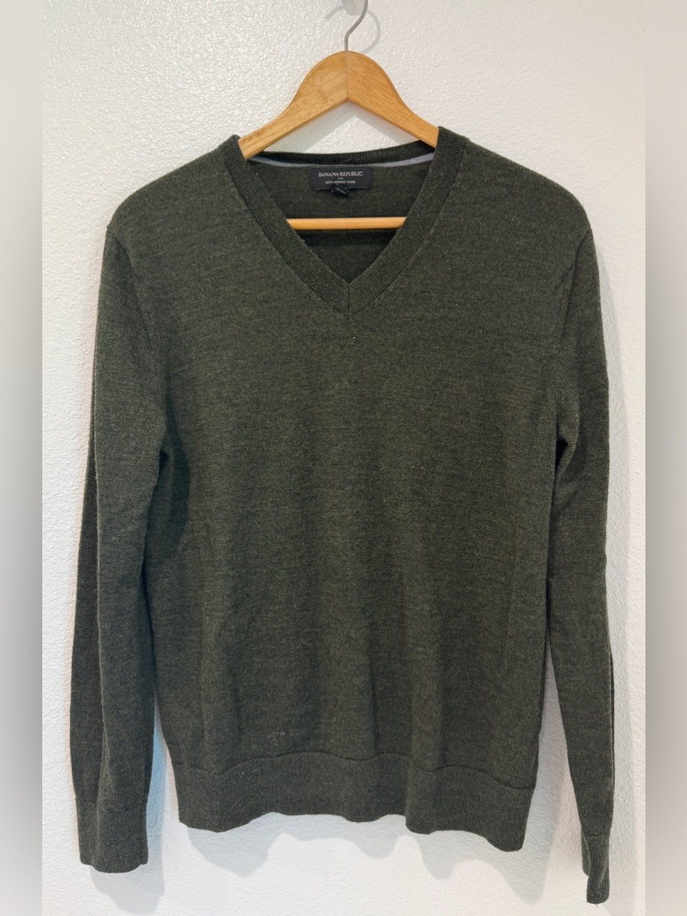 Banana Republic 100% Merino Wool Olive Green Mens V-Neck Knit Sweater Pullover M